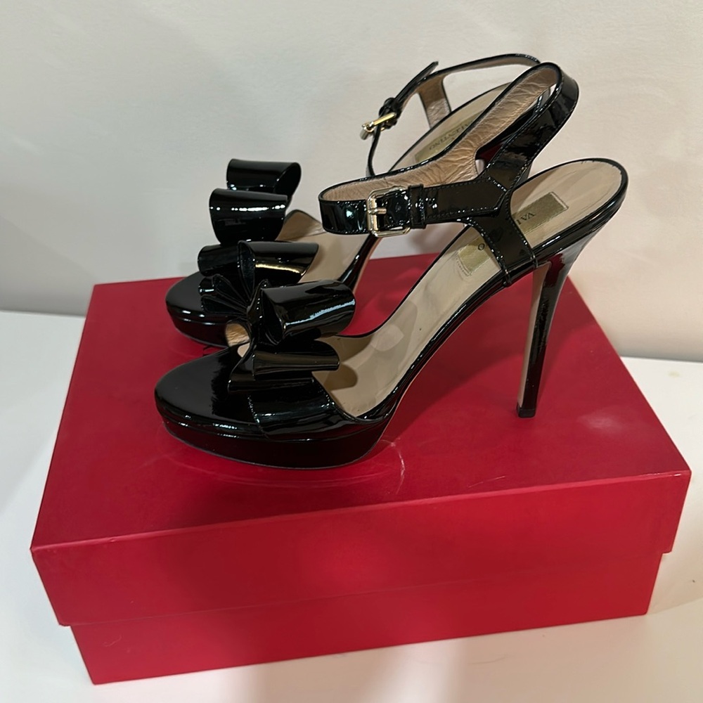 Valentino Garvani bow pump heels